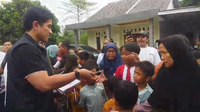 Ketum PSI Kaesang Pangarep saat bagikan buku ke anak anak di Kabupaten Tangerang