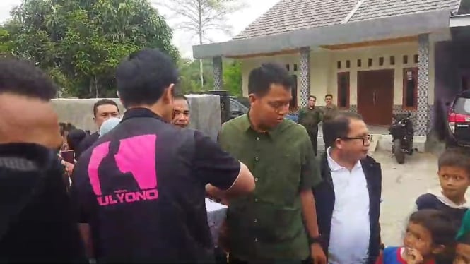 Ketua Umum PSI Kaesang Pangarep memakai rompi bertulisan 'Putra Mulyono'