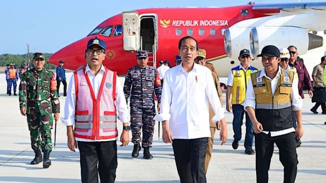 Jokowi saat masih menjabat Presiden RI di Bandara VVIP IKN