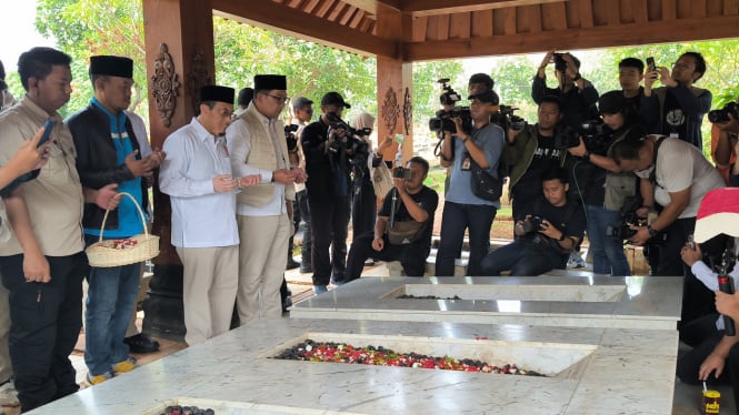 Momen RK-Suswono berziarah ke makam tokoh Betawi di TPU Karet Bivak, Jakarta Pusat, Rabu, 25 September 2024