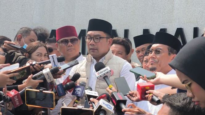 Cagub-cawagub Jakarta nomor urut 01, Ridwan Kamil dan Suswono usai berziarah ke makam tokoh Betawi di TPU Karet Bivak, Jakarta Pusat 