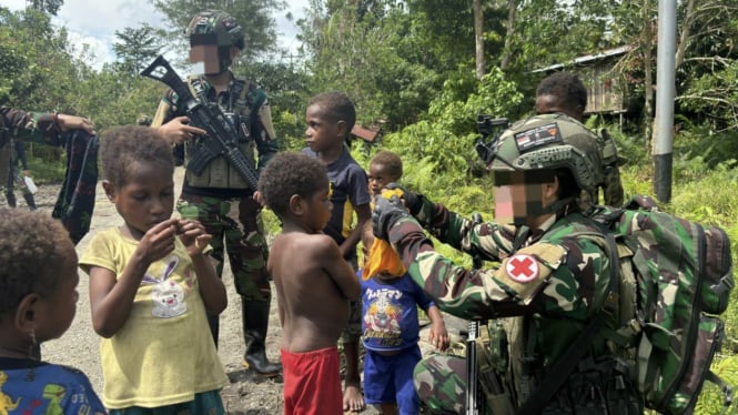 VIVA Militer:Satgas Pamtas RI-PNG Yonif 6 Marinir gelar Komsos di daerah operasi