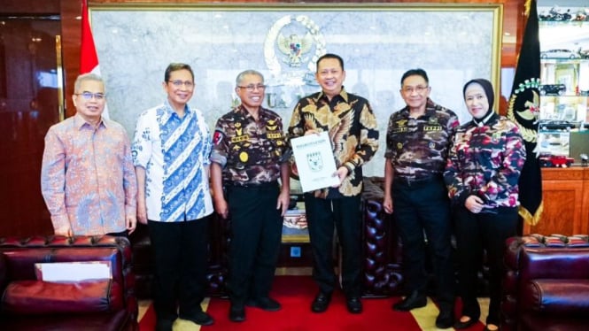 Ketua MPR RI Bambang Soesatyo (ketiga kanan) menerima aspirasi penyempurnaan UUD NRI 1945 dari Forum Komunikasi Putra Putri Purnawirawan dan Putra Putri TNI Polri (FKPPI) di Jakarta, Selasa, 24 September 2024.