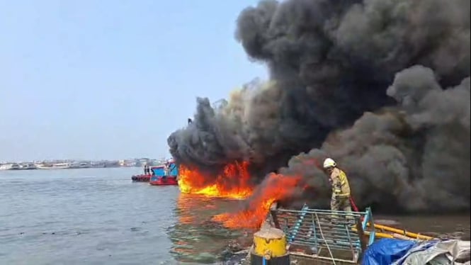 Dua kapal terbakar di Pelabuhan Muara Baru