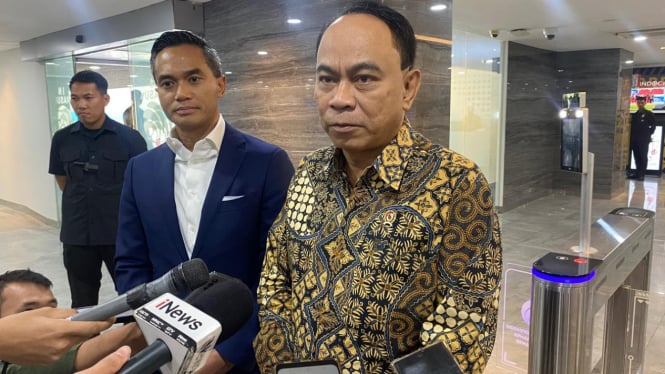 Ketua umum Kamar Dagang dan Industri (Kadin) Indonesia Anindya Bakrie bertemu dengan Menteri Komunikasi dan Informatika (Menkominfo) Budi Arie Setiadi