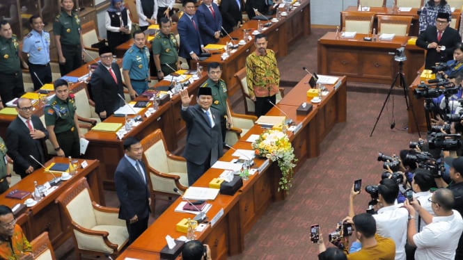 Menteri Pertahanan RI sekaligus Presiden RI terpilih periode 2024-2029, Prabowo Subianto menghadiri rapat kerja bersama Komisi I DPR, Rabu, 25 September 2024