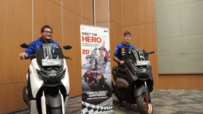 Fabio Quartararo (kanan) saat mencoba motor Yamaha (Satria)