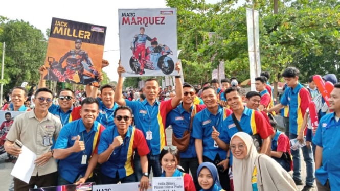 Puluhan pegawai Indomaret menyaksikan Parade MotoGP di Mataram (Satria)