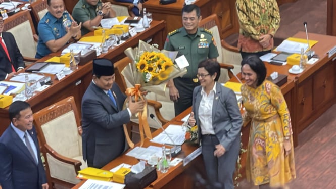 Menhan Prabowo menerima buket bunga matahari dari Partai Golkar dalam rapat Komisi I DPR, Rabu, 25 September 2024