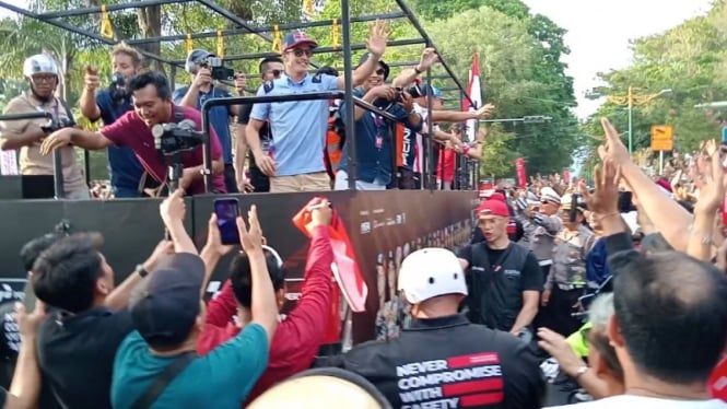 Pembalap MotoGP Marc Marquez menyapa warga saat Parade Pembalap MotoGP di Mataram (Satria)