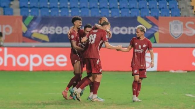 Pemain PSM Makassar rayakan gol