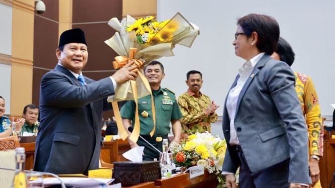 Menhan yang juga Presiden RI terpilih Prabowo Subianto saat rapat di DPR. 