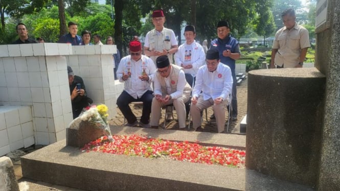 Pasangan Ridwan Kamil-Suswono ziarah ke makam tokoh Betawi.