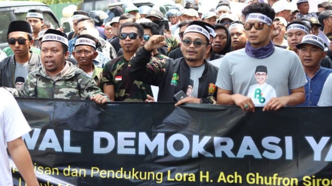 Relawan pendukung Achmad Ghufron Sirodj demo di KPU Jember.