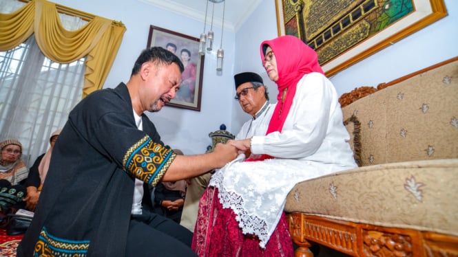 Ronal Supardja sungkeman sebelum kampanye Pilgub Jawa Barat