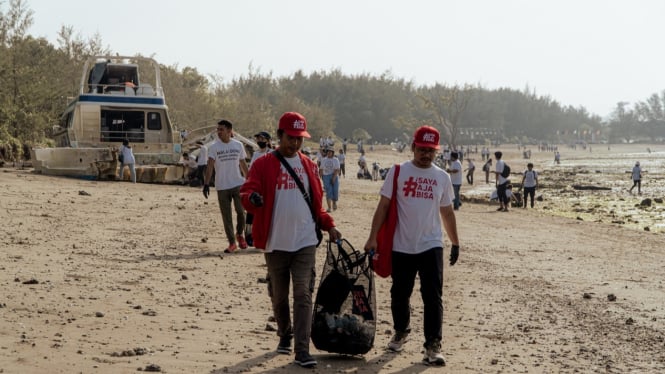 Komunitas Malu Dong bersama Sampoerna Retail Community juga melakukan bersih pantai di Muntig Siokan, Sanur