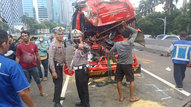 Kecelakaan yang melibatkan dua truk di tol dalam kota