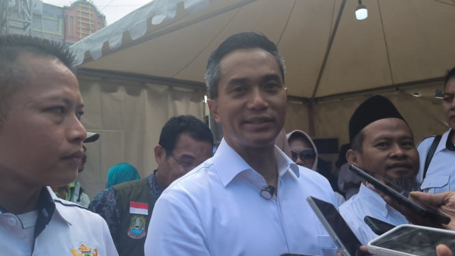 Ketua Umum Kamar Dadang dan Industri Indonesia (Kadin), Anindya Bakrie di Pasar Baru Bekasi, Kota Bekasi, Jawa Barat, Kamis, 26 September 2024