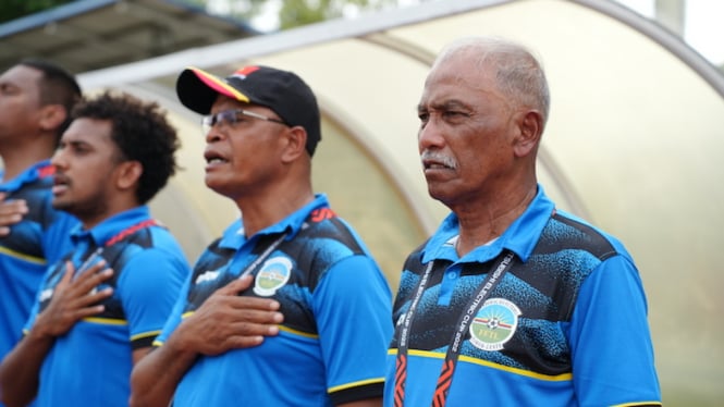 Pelatih Timor Leste, Gopal Krishnan (kanan)