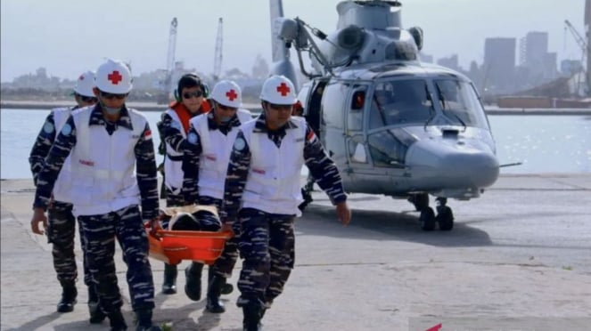 Foto de arquivo - Captura de tela de fuzileiros navais da TNI que são membros da Força-Tarefa do Contingente XXVIII-O da FTM TNI Garuda da UNIFIL conduzindo treinamento de evacuação médica aérea no porto de Beirute, Líbano, sexta-feira, 19 de abril de 2024.