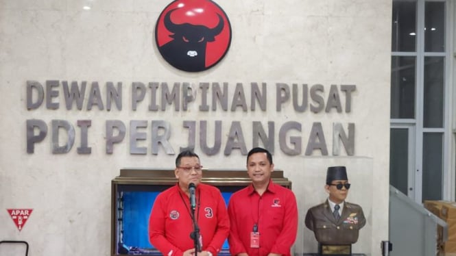 Ketua DPP PDIP Eriko Sotarduga (kiri) bersama Ketua DPP Bidang Reformasi Sistem Hukum Nasional PDIP Ronny Talapessy (kanan) dalam konferensi pers di Kantor DPP PDIP, Jakarta Pusat, Kamis, 26 September 2024.