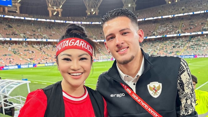 Pedangdut Fitri Carlina bersama pesepakbola timnas Indonesia, Justin Hubner