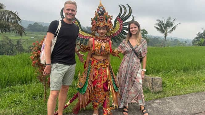 Wisatawan asing berfoto dengan sosok ikonik Ratu Mahendradatta dan Naga Basuki yang dihadirkan ke DTW Jatiluwih