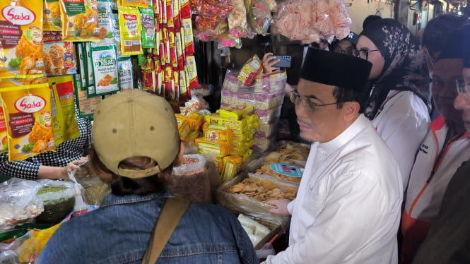 Calon wakil gubernur (cawagub) Jakarta nomor urut 01, Suswono blusukan ke Pasar Serdang, Jakarta Pusat, Jumat, 27 September 2024