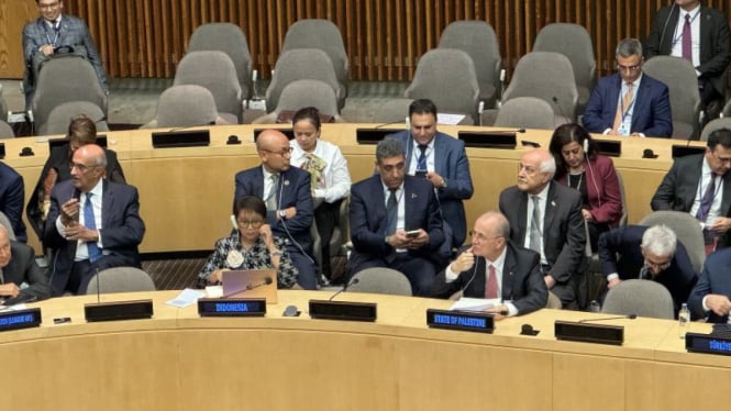 Menteri Luar Negeri Retno Marsudi (kiri depan) duduk bersebelahan dengan Perdana Menteri Palestina Mohammad Mustafa dalam Pertemuan Tingkat Menteri pada Sidang ke-79 Majelis Umum PBB di New York, Amerika Serikat, Kamis, 26 September 2024.