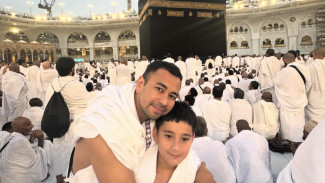 Momen Rafathar Pertama Kali Cium Hajar Aswad, Netizen: Ya Allah Merinding!