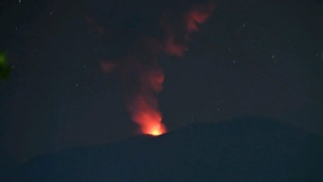 Gunung Ibu di Kabupaten Halmahera Barat, Maluku Utara, kembali erupsi pada Jumat malam, 27 September 2024 dengan ketinggian kolom abu setinggi 700 meter.