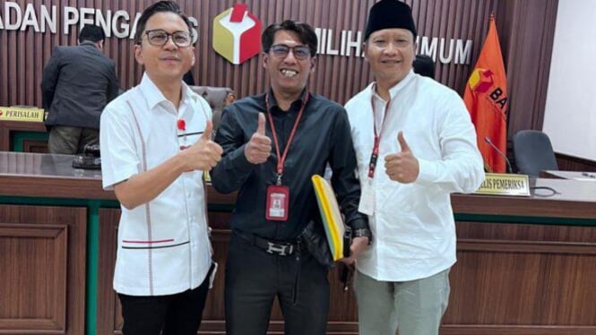 Ach Gufron Sirodj (kiri), pengacara Taufik Hidayat, dan Mohammad Irsyad Yusuf.