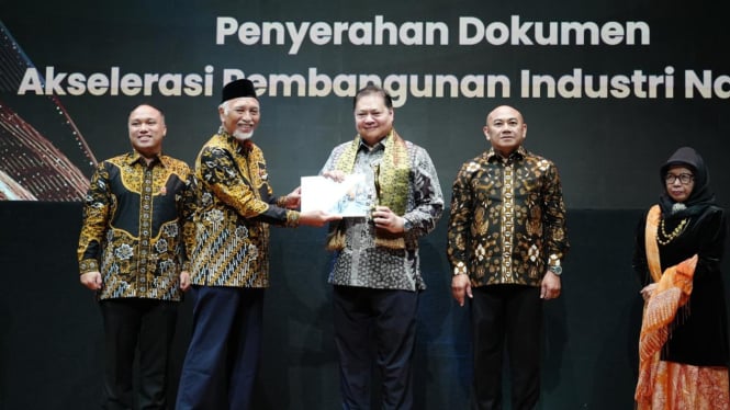 Menko Airlangga Dianugerahi Lifetime Achievement