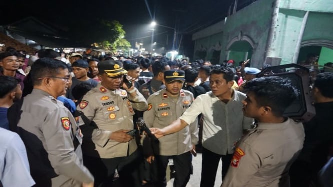 Polisi menenangkan masyarakat yang menggeruduk ponpes di Bekasi