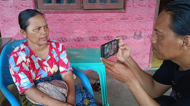 Ibu korban Yuliana br Padang saat diwawancarai wartawan di rumahnya, di Kabupaten Deliserdang.(B.S.Putra/VIVA)