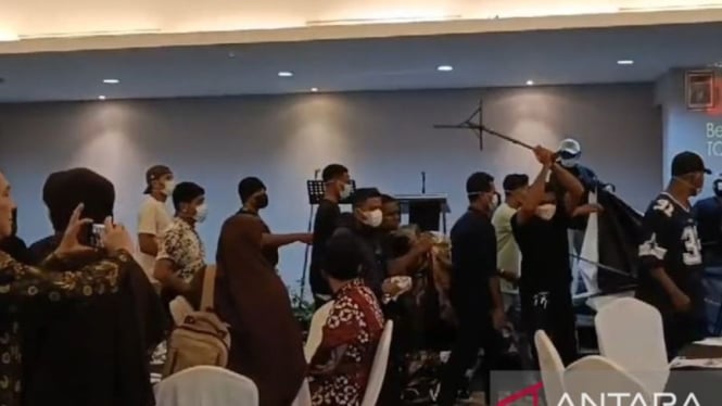 OTK melakukan pembubaran acara diskusi di Hotel Grand Kemang