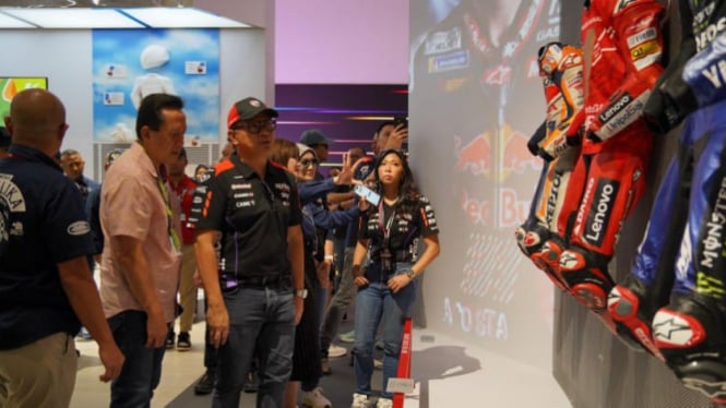 Pengunjung melihat baju balapan di Pertamina MotoGP Experience Gallery (istimewa)