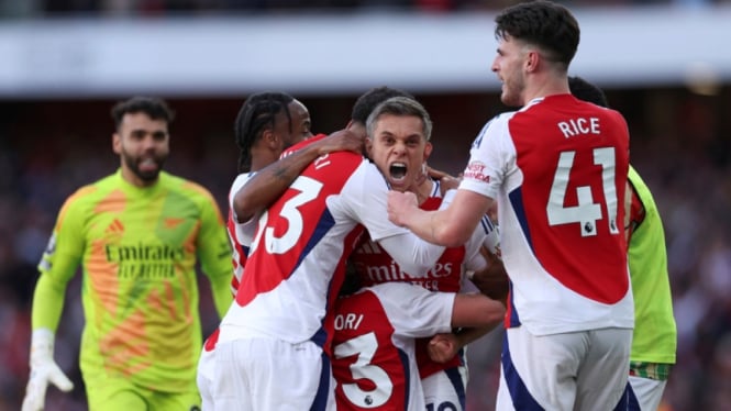 Pemain Arsenal merayakan gol