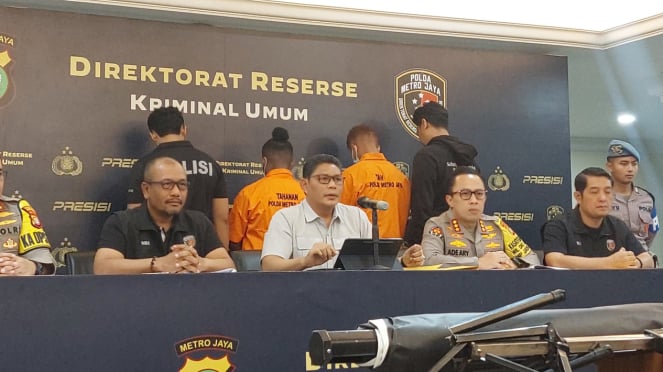 Conferencia de prensa de la policía de Metro Jaya sobre la identificación de dos sospechosos de la dispersión forzada de OTK en el hotel Kemang, en el sur de Yakarta