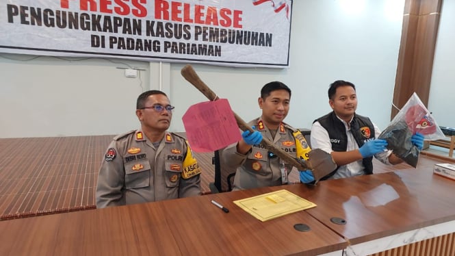 Barang Bukti Cangkul yang Digunakan Pelaku Mengubur Jasad Nia Kurnia Sari