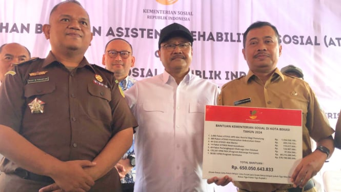 Mensos Serahkan Bantuan Rp650 Miliar untuk Pemulung di TPST Bantar Gebang