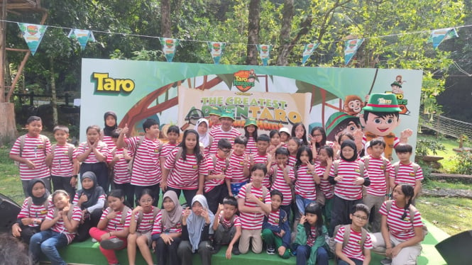 Anak-anak berkaus belang merah putih mengenakan topi rimba berwarna hiau tiba di hutan area berkemah di Taman Safari Indonesia yang berada di Cisarua, Bogor, Jawa Barat.