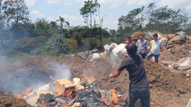 Bea Cukai bakar rokok dan miras ilegal