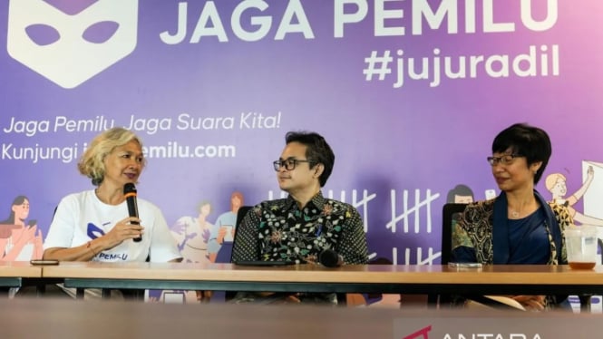 Ketua Perkumpulan Jaga Pemilu Natalia Soebagjo (kiri)