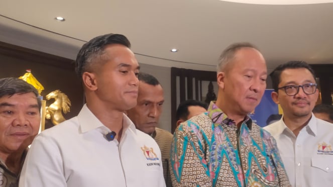 el ministro de Industria, Agus Gumiwang Kartasasmita, y el presidente general de la Cámara de Comercio e Industria de Indonesia, Anindya Bakri.