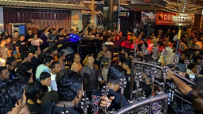 Polisi mengevakuasi warga Sumba yang diamuk massa