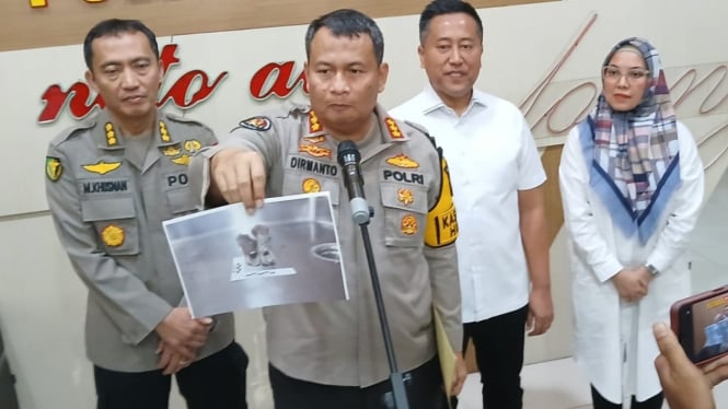 Rilis tentang temuan kerangka manusia di Markas Polda Jatim di Surabaya.