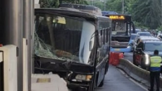 Bus Paspampres menabrak halte Transjakarta