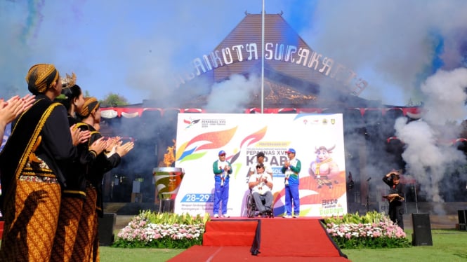 Ketua NPC Indonesia Senny Marbun, Ketua Pelaksana PB Peparnas XVII DB Susanto dan Pjs Wali Kota Solo Solo Dhoni Widhianto usai torch relay obor Peparnas