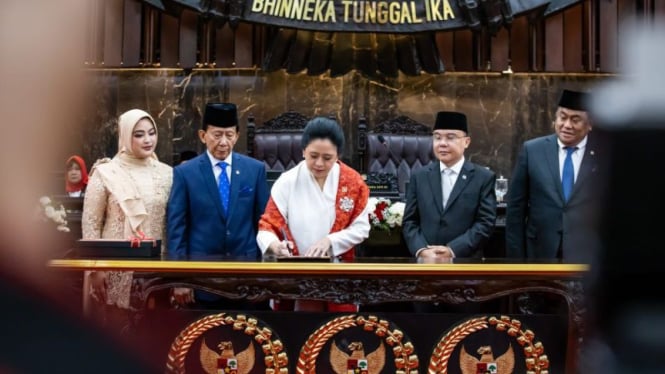 Puan bersama pimpinan DPR periode 2019-2024 saat pelantikan Anggota DPR baru.